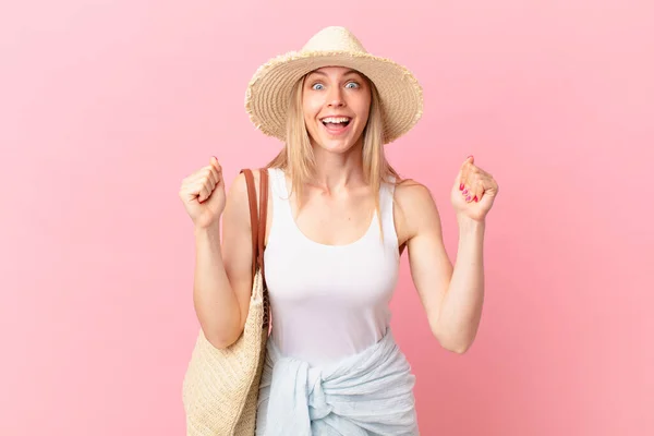 Giovane Donna Bionda Sente Scioccato Ridendo Celebrando Successo Concetto Estivo — Foto Stock