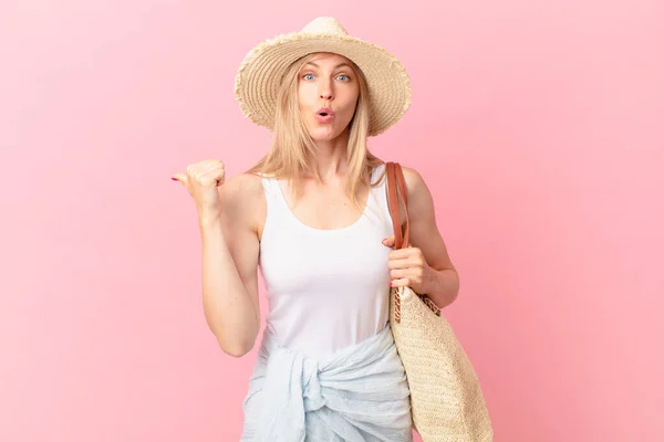 Mujer Rubia Joven Mirando Asombrado Incredulidad Concepto Verano —  Fotos de Stock