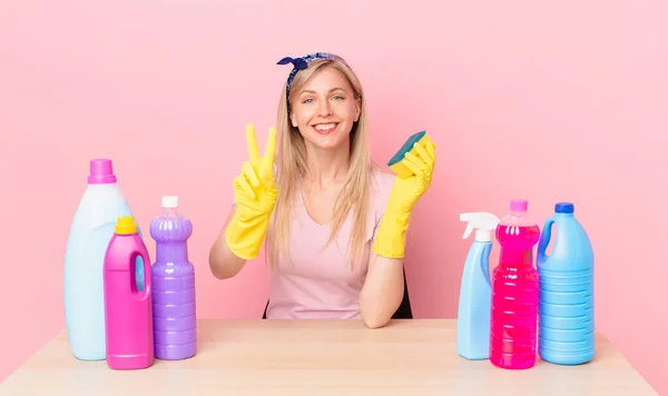 Joven Rubia Sonriendo Buscando Amigable Mostrando Número Dos Concepto Ama —  Fotos de Stock