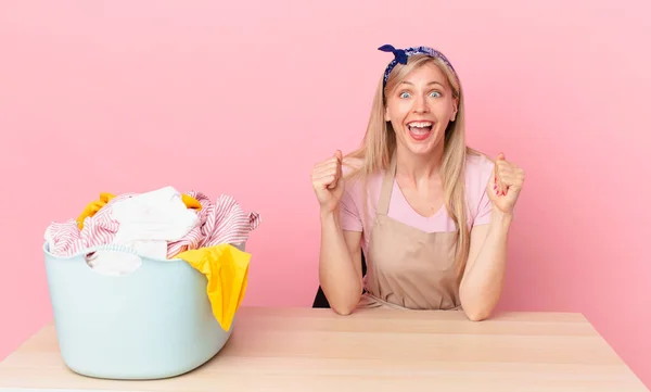 Giovane Donna Bionda Sente Scioccato Ridendo Celebrando Successo Lavaggio Vestiti — Foto Stock