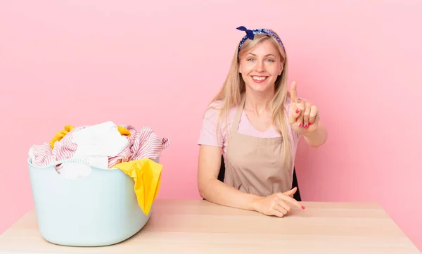 Giovane Donna Bionda Sorridente Orgogliosamente Con Fiducia Rendendo Numero Uno — Foto Stock