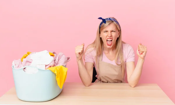 Jonge Blonde Vrouw Schreeuwt Agressief Met Een Boze Uitdrukking Wasgoed — Stockfoto