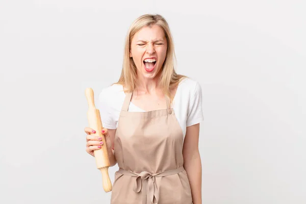 Giovane Donna Bionda Gridando Aggressivamente Guardando Molto Arrabbiato Concetto Panettiere — Foto Stock