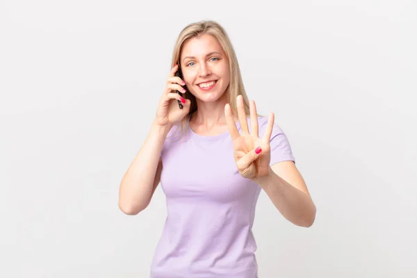 Jovem Loira Sorrindo Olhando Amigável Mostrando Número Quatro Chamando Com — Fotografia de Stock