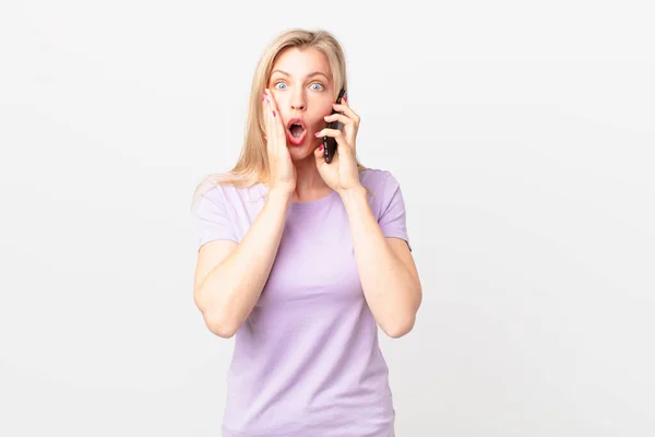 Jong Blond Vrouw Gevoel Geschokt Bang Bellen Met Een Smartphone — Stockfoto