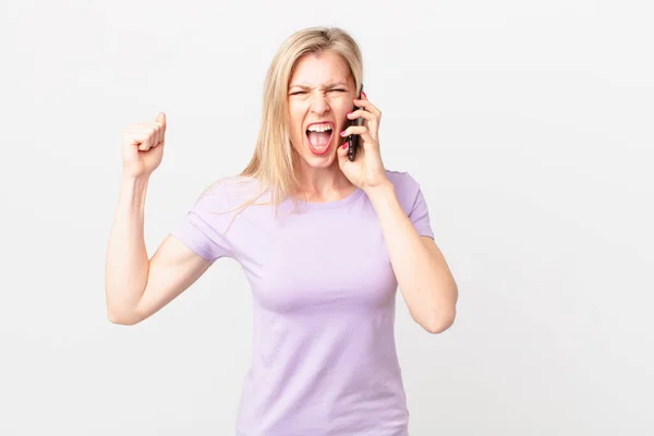 Junge Blonde Frau Schreit Aggressiv Mit Wütendem Gesichtsausdruck Und Telefoniert — Stockfoto