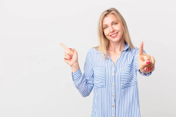 Jovem Mulher Loira Sorrindo Orgulhosamente Confiantemente Fazendo Número — Fotografia de Stock