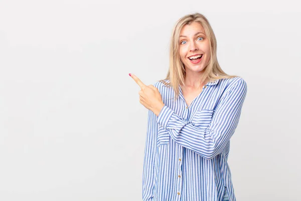 Joven Rubia Mirando Emocionada Sorprendida Señalando Lado — Foto de Stock