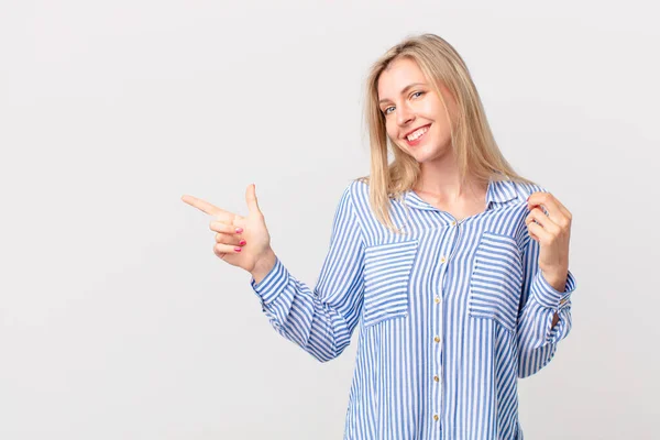 Jovem Loira Olhando Arrogante Bem Sucedido Positivo Orgulhoso — Fotografia de Stock