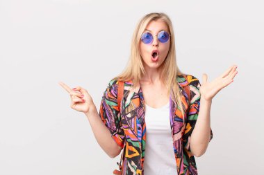 Genç sarışın kadın şok olmuş ve şaşırmış hissediyor. yaz konsepti