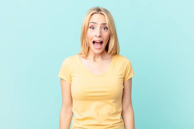 Genç sarışın kadın çok şaşırmış ya da şaşkın görünüyor.
