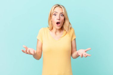 Genç sarışın kadın inanılmaz bir sürprizle şaşkına döndü ve hayrete düştü.