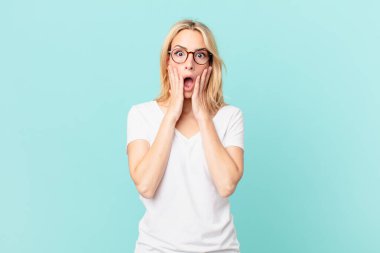 Genç sarışın kadın şok olmuş ve korkmuş hissediyor.