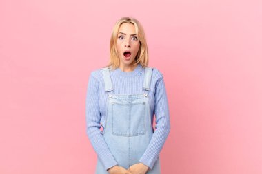 Genç sarışın kadın çok şaşırmış ya da şaşkın görünüyor.