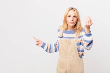 Genç sarışın kadın kapiş ya da para hareketi yapıyor, sana ödemeni söylüyor.