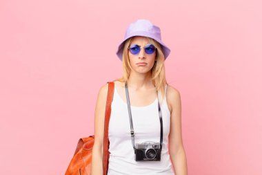 Genç sarışın kadın üzgün, üzgün ya da kızgın ve yana bakıyor. yaz konsepti