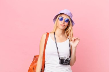 Genç sarışın kadın kibirli, başarılı, pozitif ve gururlu görünüyor. yaz konsepti