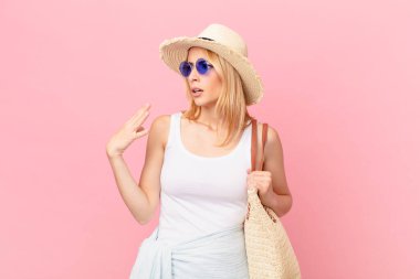 Genç sarışın kadın stresli, endişeli, yorgun ve hayal kırıklığına uğramış hissediyor. yaz konsepti