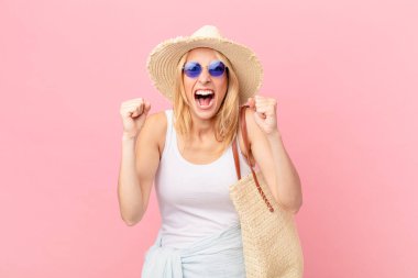 Genç sarışın kadın sinirli bir ifadeyle agresif bir şekilde bağırıyor. yaz konsepti