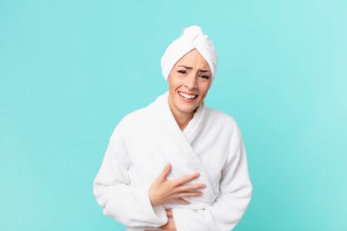 Genç sarışın bir kadın komik bir şakaya yüksek sesle gülüyor. duş kavramı.