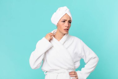 Genç sarışın kadın stresli, endişeli, yorgun ve hayal kırıklığına uğramış hissediyor. duş kavramı.