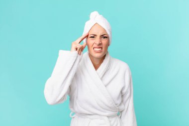 Genç sarışın kadın şaşkın ve şaşkın hissediyor, senin deli olduğunu gösteriyor. duş kavramı.