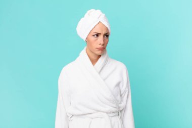 Genç sarışın kadın üzgün, üzgün ya da kızgın ve yana bakıyor. duş kavramı.