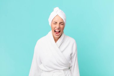 Genç sarışın kadın agresif bir şekilde bağırıyor, çok kızgın görünüyor. duş kavramı.