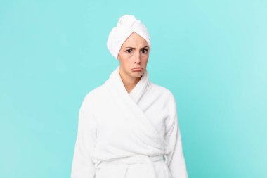 Genç sarışın kadın üzgün ve mızmızlanıyor. Mutsuz bir bakışı var ve ağlıyor. duş kavramı.