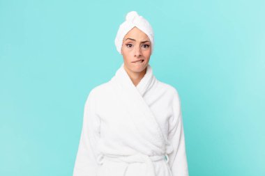 Genç sarışın kadın şaşkın ve şaşkın görünüyor. duş kavramı.