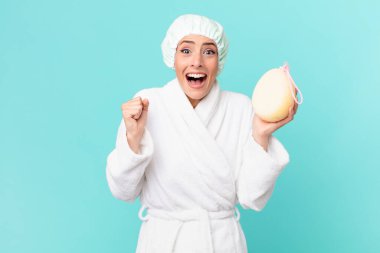 Genç sarışın kadın şokta, gülüyor ve başarıyı kutluyor. duş kavramı.