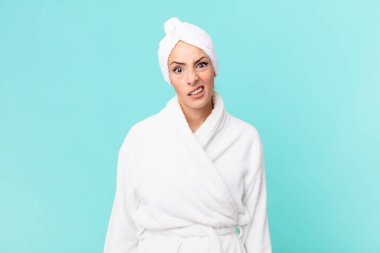 Genç sarışın kadın şaşkın ve şaşkın hissediyor. duş kavramı.