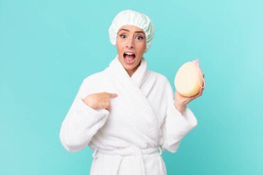 Şok olmuş ve ağzı açık, kendini gösteren genç sarışın bir kadın. duş kavramı.