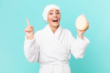 Genç sarışın kadın bir fikri fark ettikten sonra mutlu ve heyecanlı bir dahi gibi hissediyor. duş kavramı.