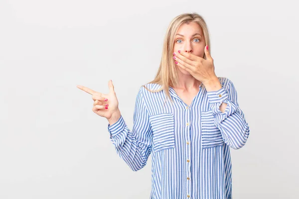 Jeune Femme Blonde Couvrant Bouche Avec Les Mains Avec Choc — Photo