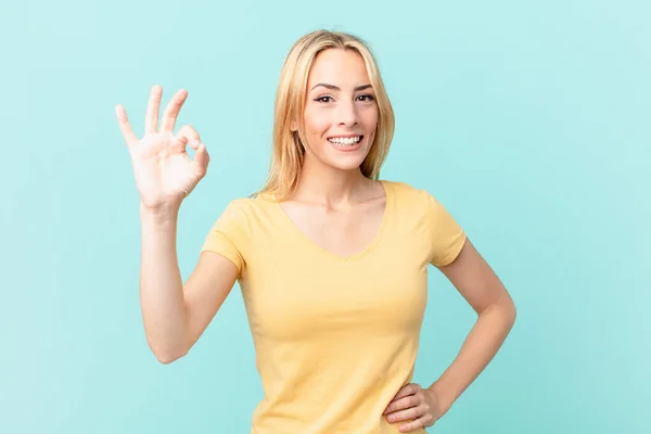 Giovane Donna Bionda Che Sente Felice Mostrando Approvazione Con Gesto — Foto Stock