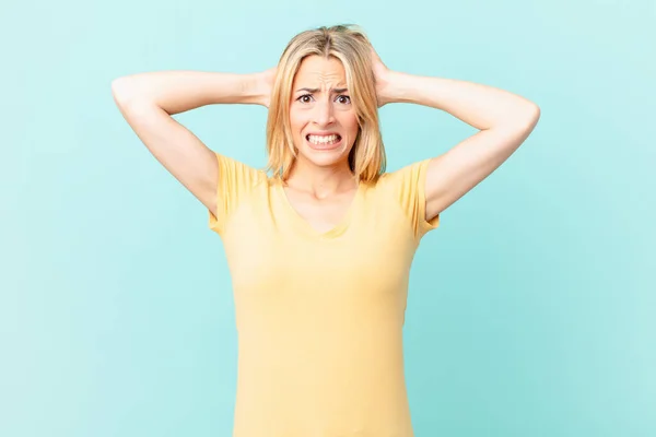 Giovane Donna Bionda Che Sente Stressata Ansiosa Spaventata Con Mani — Foto Stock