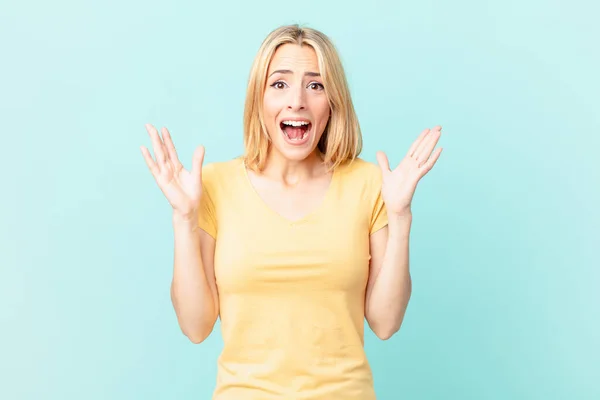 Giovane Donna Bionda Sentirsi Felice Stupito Qualcosa Incredibile — Foto Stock