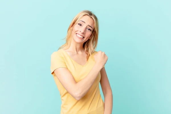 Giovane Donna Bionda Sente Felice Fronte Una Sfida Celebrare — Foto Stock