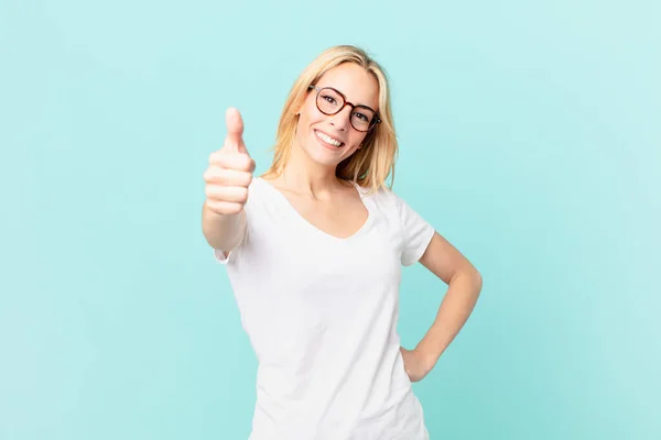 Joven Rubia Sintiéndose Orgullosa Sonriendo Positivamente Con Los Pulgares Hacia —  Fotos de Stock