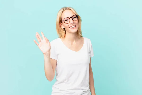 Joven Rubia Sonriendo Felizmente Saludando Con Mano Acogiéndote Saludándote — Foto de Stock