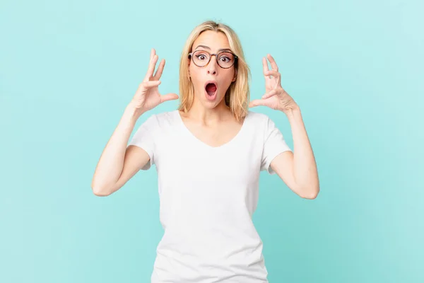 Young Blonde Woman Screaming Hands Air — Stock Photo, Image