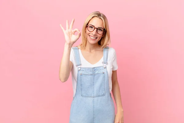 Ung Blond Kvinna Känner Sig Lycklig Visar Godkännande Med Okej — Stockfoto