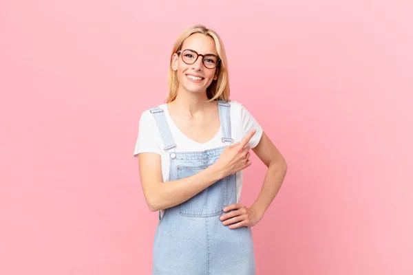 Jonge Blonde Vrouw Glimlachen Vrolijk Gelukkig Voelen Wijzen Naar Zijkant — Stockfoto