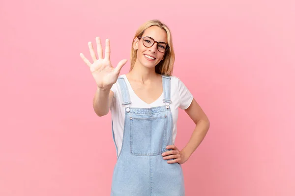 Ung Blond Kvinna Ler Och Ser Vänlig Visar Nummer Fem — Stockfoto