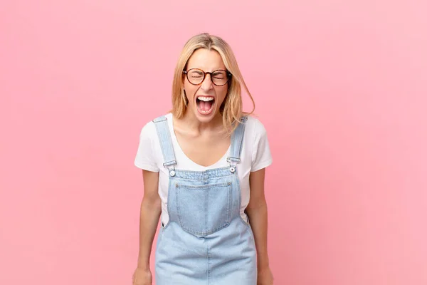 Jong Blond Vrouw Schreeuwen Agressief Kijken Erg Boos — Stockfoto