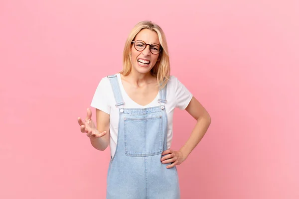 Giovane Donna Bionda Che Sembra Arrabbiata Infastidita Frustrata — Foto Stock