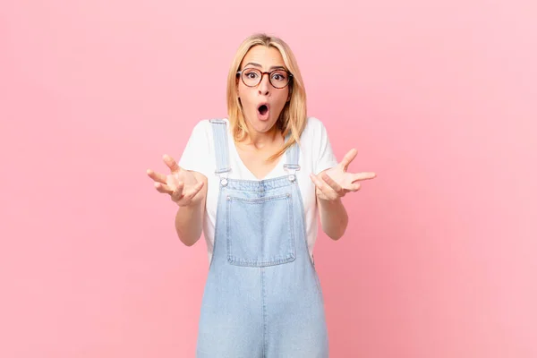 Jong Blond Vrouw Gevoel Extreem Geschokt Verrast — Stockfoto