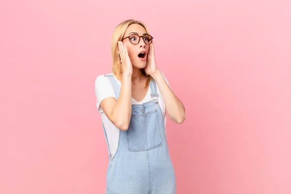 Giovane Donna Bionda Sentirsi Felice Eccitata Sorpresa — Foto Stock