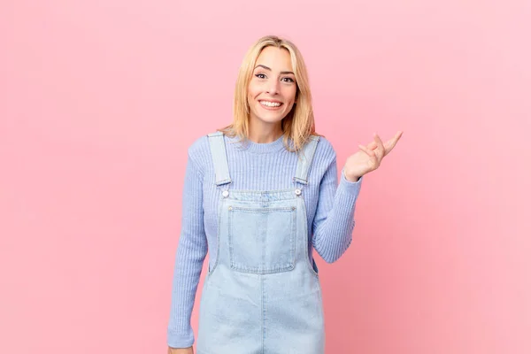 Jovem Loira Sentindo Feliz Surpreso Perceber Uma Solução Ideia — Fotografia de Stock